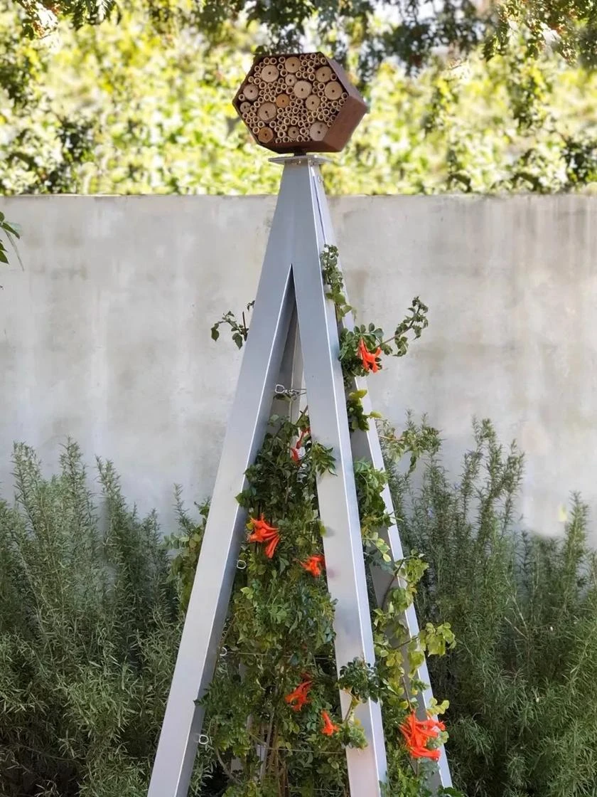 Bee Bungalow + Akoris Garden Tuteur Sr. 6 Bee Bungalow + Akoris Garden Tuteur Sr. - Image 6